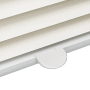 Detailaufnahme: Beige Sekey Plissee Faltrollo mit Bedienelement zur Lichtregulierung.