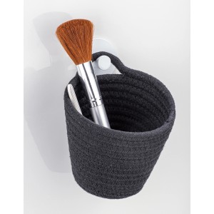 Schwarzer Wenko Aufbewahrungskorb Soria mit Kosmetikpinsel, hängend an der Wand.