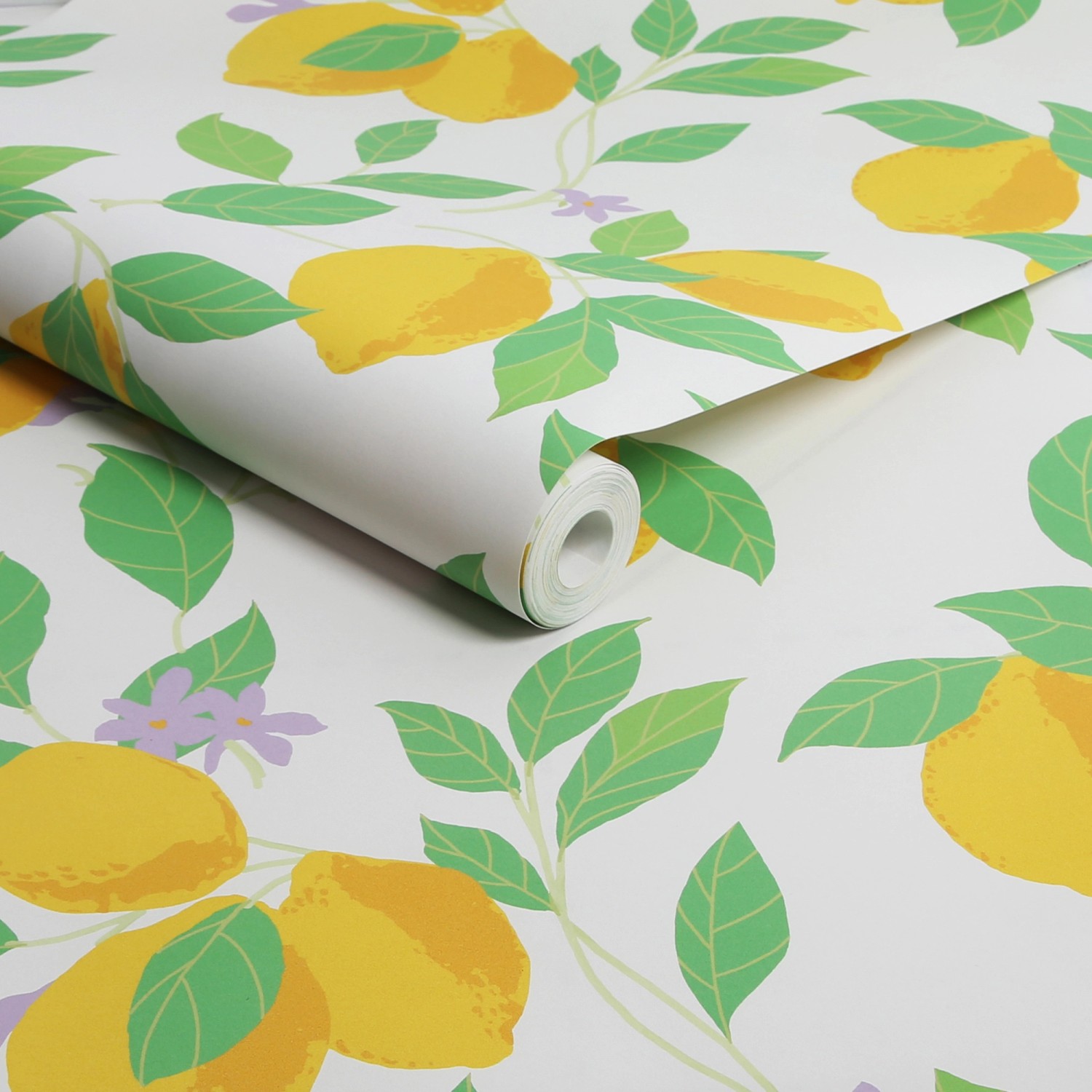 Envy Vliestapete Feeling Fruity Fresh: Rolle mit Zitronenmuster in Grün und Gelb.