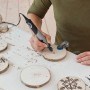 Dremel Stylo+ Multifunktionswerkzeug beim Gravieren eines Holzstücks.