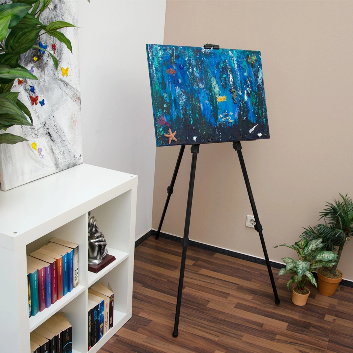 Schwarze eyepower Aluminium Staffelei, 58x180cm, mit eingespanntem, blauem Gemälde.