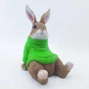Dekorative Hasenfigur (22 cm) mit grünem Pulli für die Gartendeko.