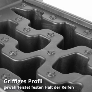Nahaufnahme des schwarzen STAHLWERK Stufenkeils mit griffigem Profil für sicheren Halt der Reifen beim Nivellieren von Wohnwagen.