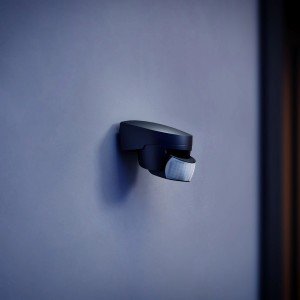 Schwarzer Steinel Bewegungsmelder IS 140-2 mit 140° Erfassungswinkel an Wand montiert.