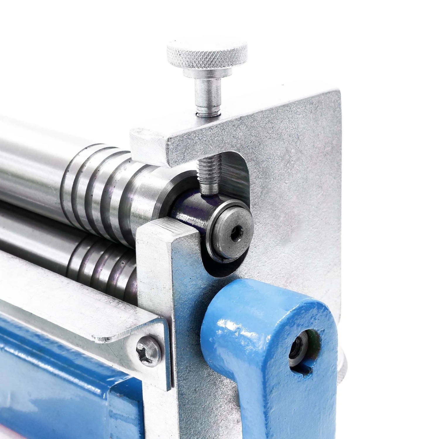 Nahaufnahme der Wiltec Drei-Walzen-Rundbiegemaschine. Zeigt die drei Metallwalzen und den blauen Einstellhebel.