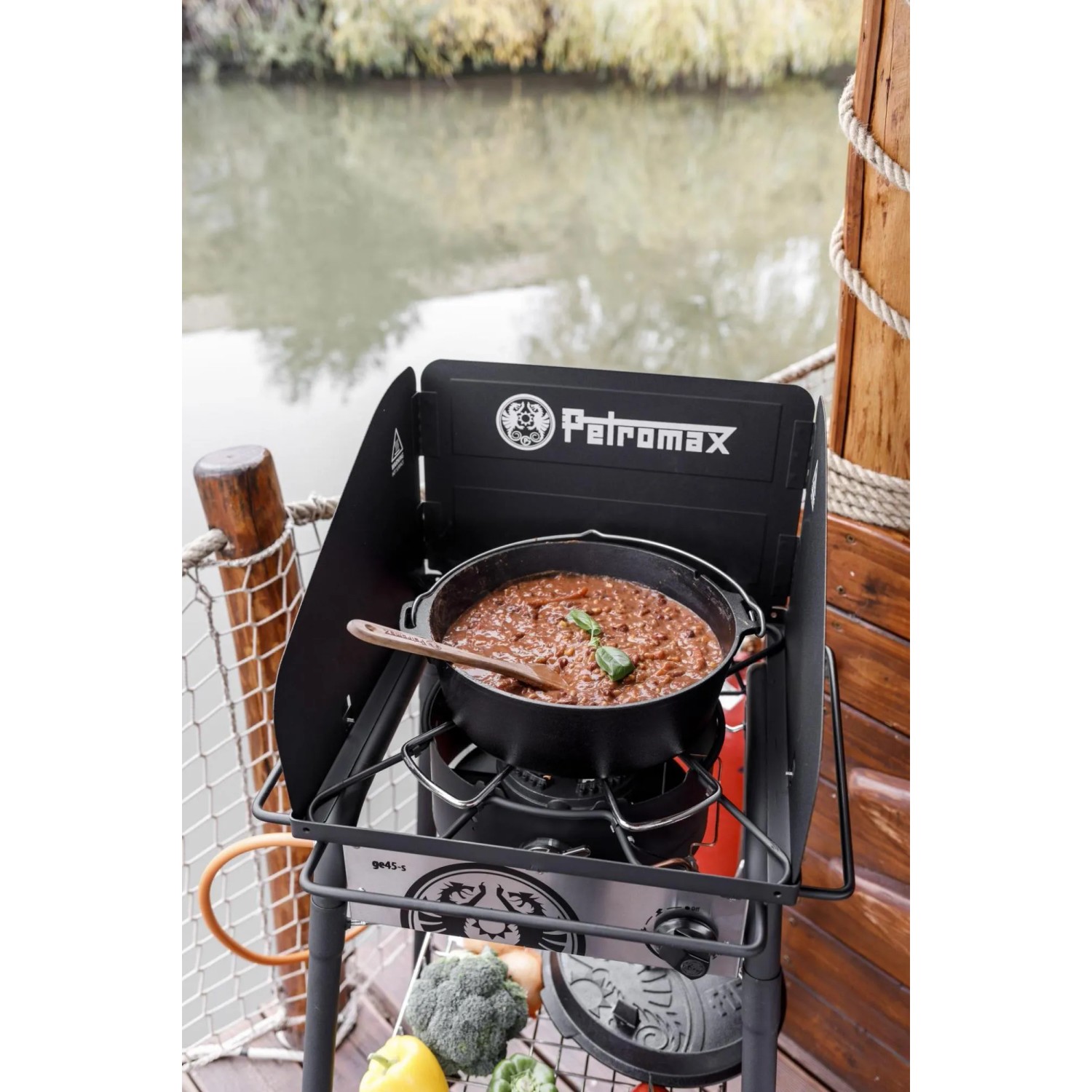 Petromax Gastisch ge45-s mit Topf und Windschutz. Kompakter Gaskocher für Outdoor-Küche.