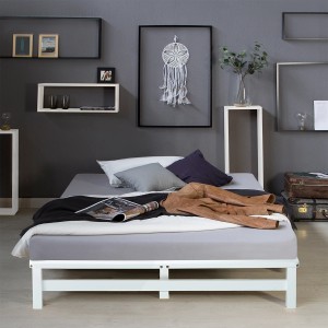 Weißes Homestyle4u Palettenbett 140x200 cm mit Lattenrost im Schlafzimmer.