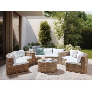 Goldbraunes Beliani Lounge Set SEVERO aus Polyrattan mit Tisch und weißen Polstern.