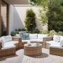 Goldbraunes Beliani Lounge Set SEVERO aus Polyrattan mit Tisch und weißen Polstern.