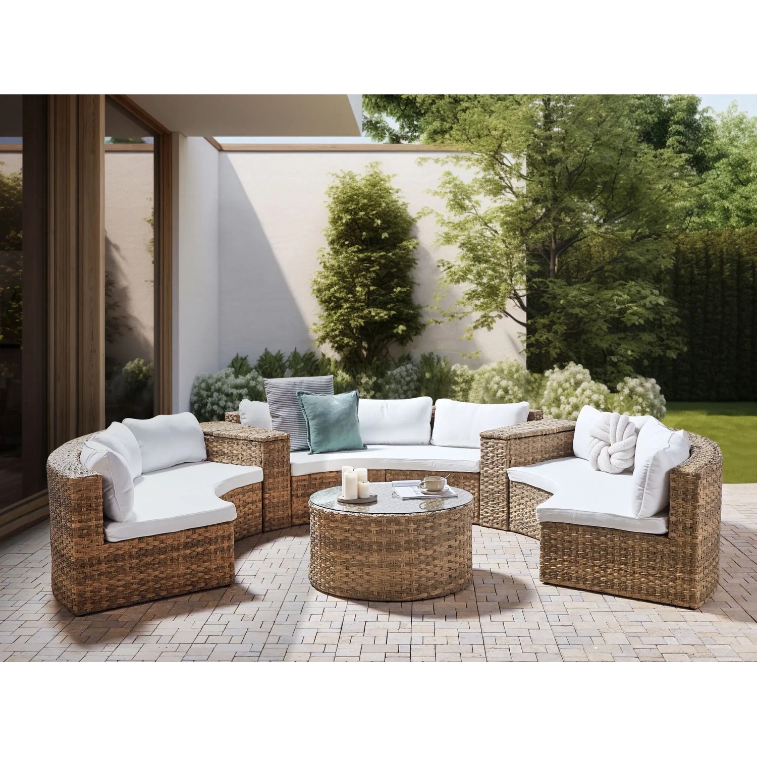 Goldbraunes Beliani Lounge Set SEVERO aus Polyrattan mit Tisch und weißen Polstern.