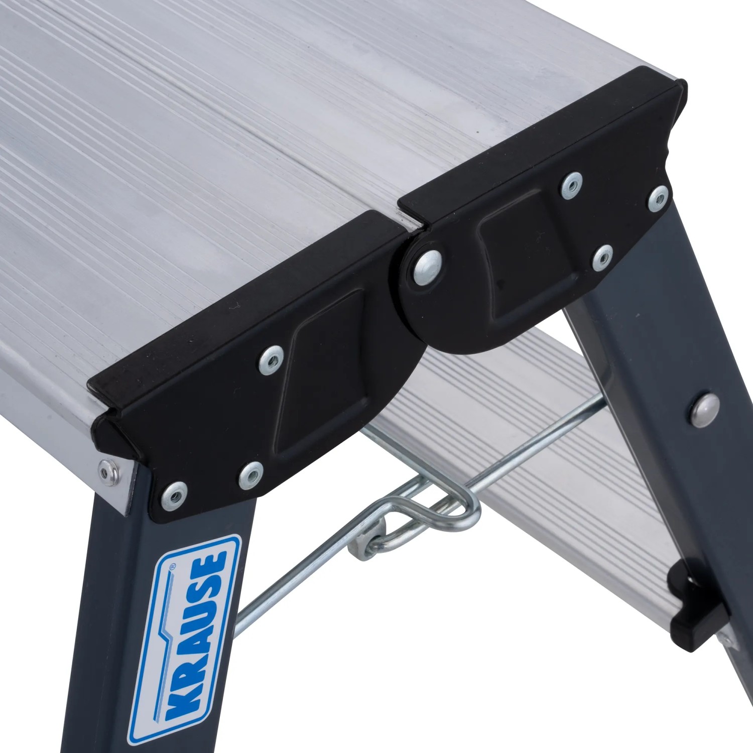 Detailansicht Krause Klapptritt Treppy: Eloxiertes Aluminium, schwarze Gelenke, sichere Klappsperre.