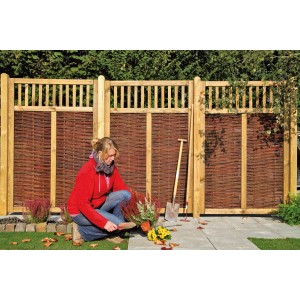 T & J Weidengeflechtzaun Vesuv (120x180cm) als Sichtschutz im Garten mit Frau.