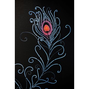 Glitzernder Pfauenfedern-Wandakzent mit Rubin-Glitter Farbe von Marabu.