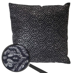 Quadratisches schwarzes Deko-Kissen mit glänzendem Barockmuster, 45x45cm. Ideal für Sofa & Bett.