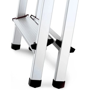 Detailansicht: Doppelseitige Aluminium Stufenleiter mit 4 Stufen und Anti-Rutsch-Füßen.