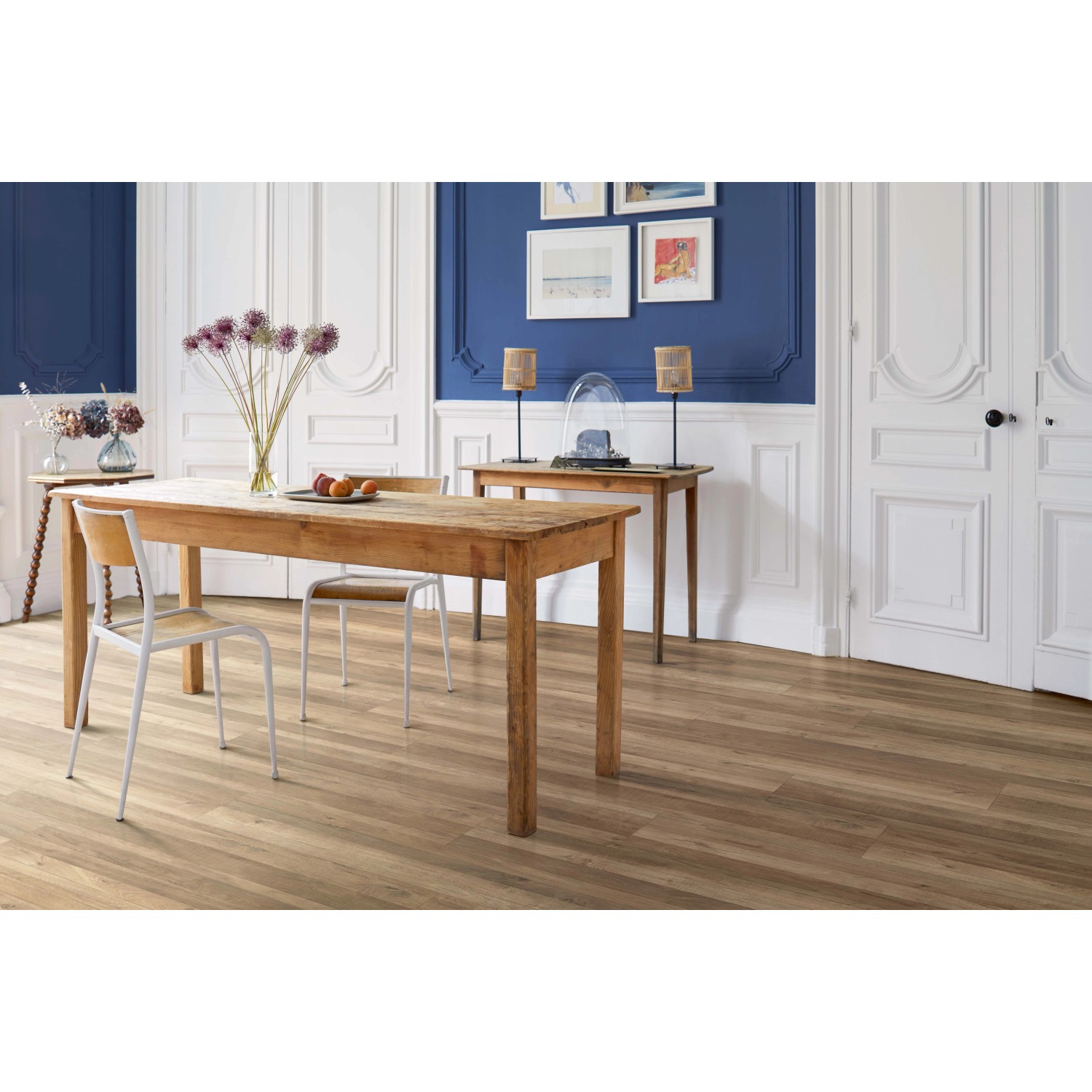 Verlegter Parador Designboden Modular ONE Eiche Linea Natur im Wohnraum mit Holzmöbeln.