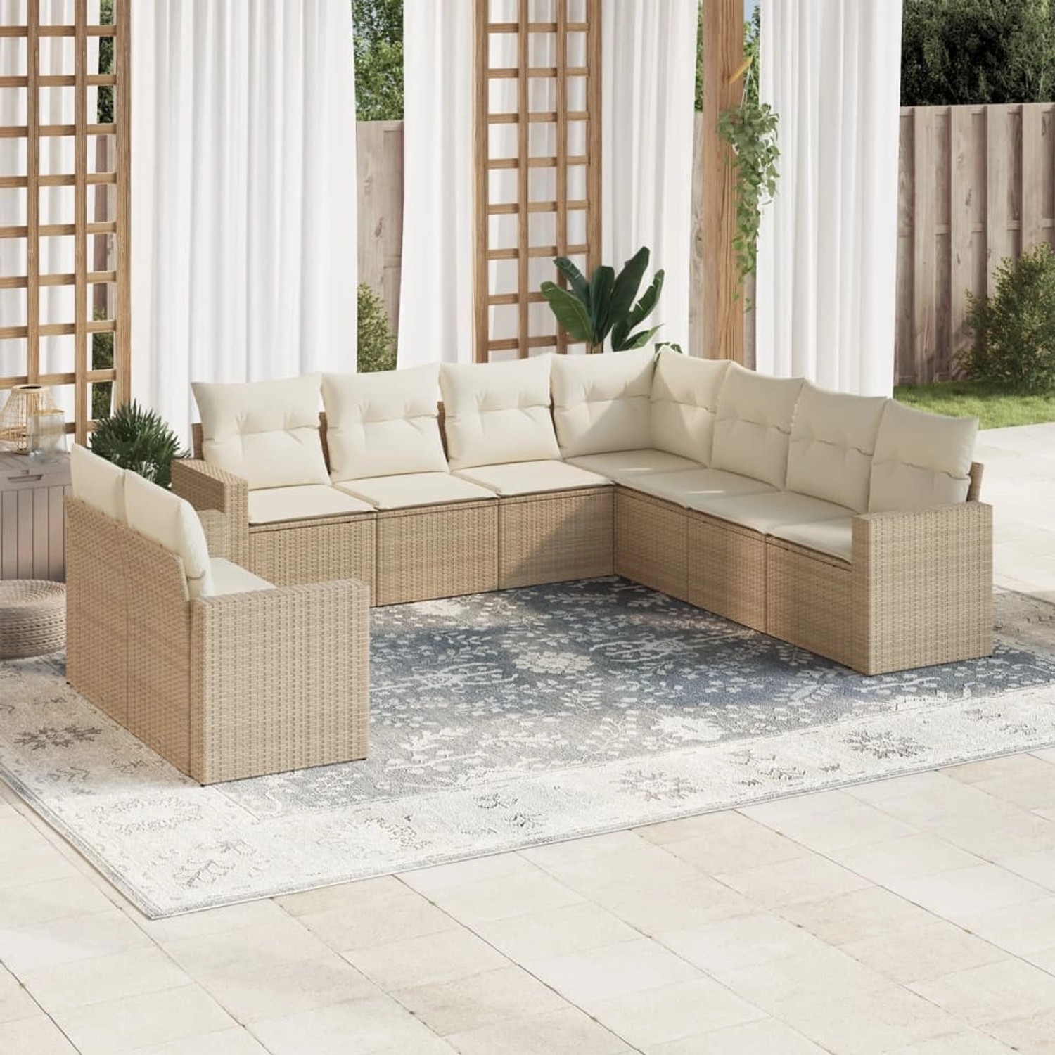 Beige 9-tlg. Garten-Sofagarnitur aus Poly Rattan mit cremeweißen Kissen auf Terrasse.