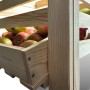 Obst- und Kartoffelhorde aus Kiefernholz, gefüllt mit Äpfeln und Birnen.