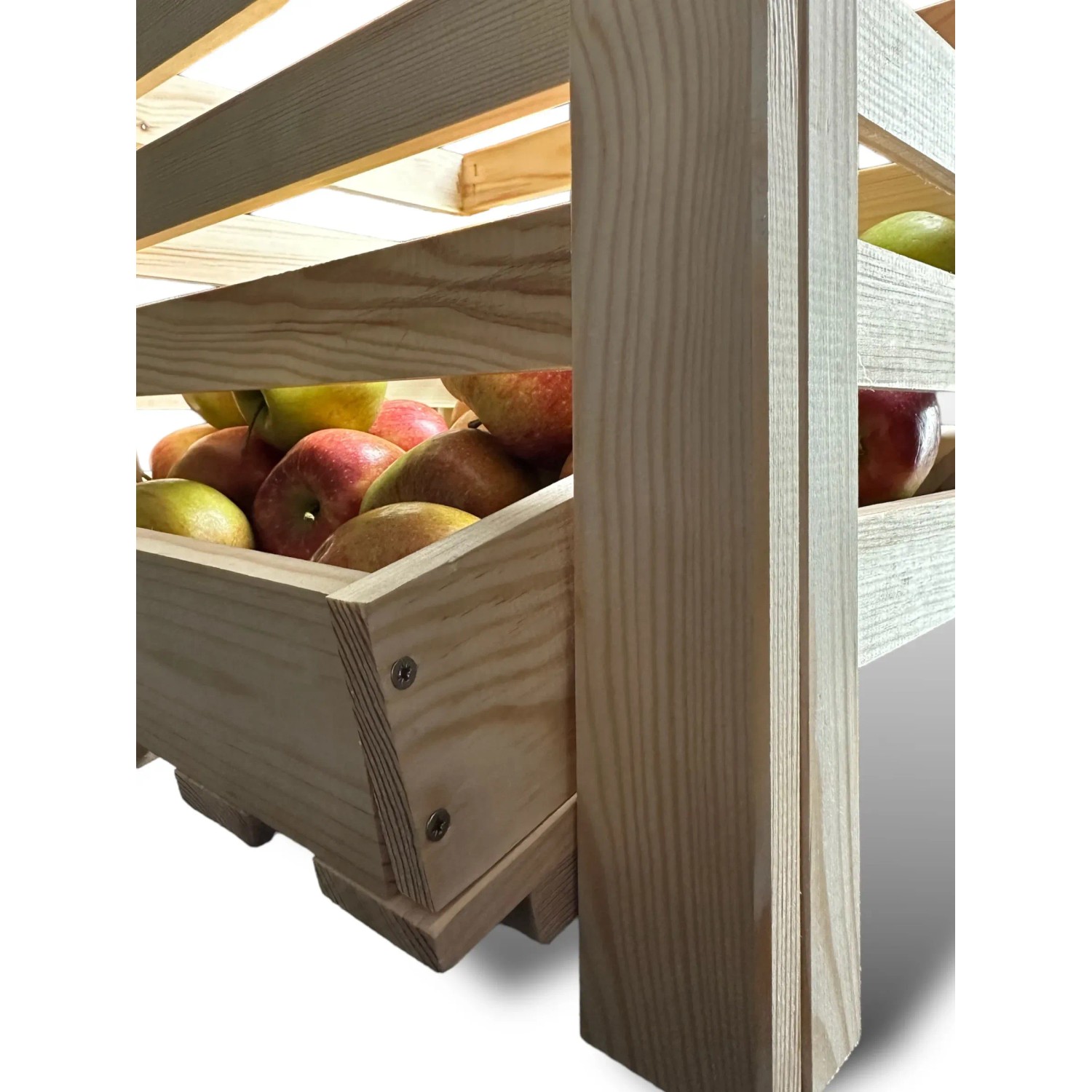 Obst- und Kartoffelhorde aus Kiefernholz, gefüllt mit Äpfeln und Birnen.