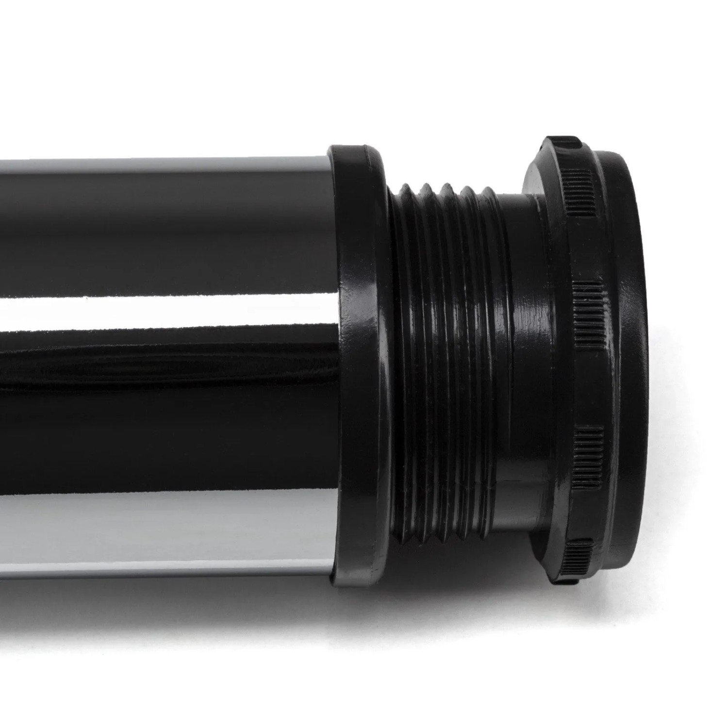 SOTECH Möbelfuß JIMMY, Ø50 mm, Chrom poliert. Detail der Höhenverstellung mit schwarzem Kunststoffgleiter.