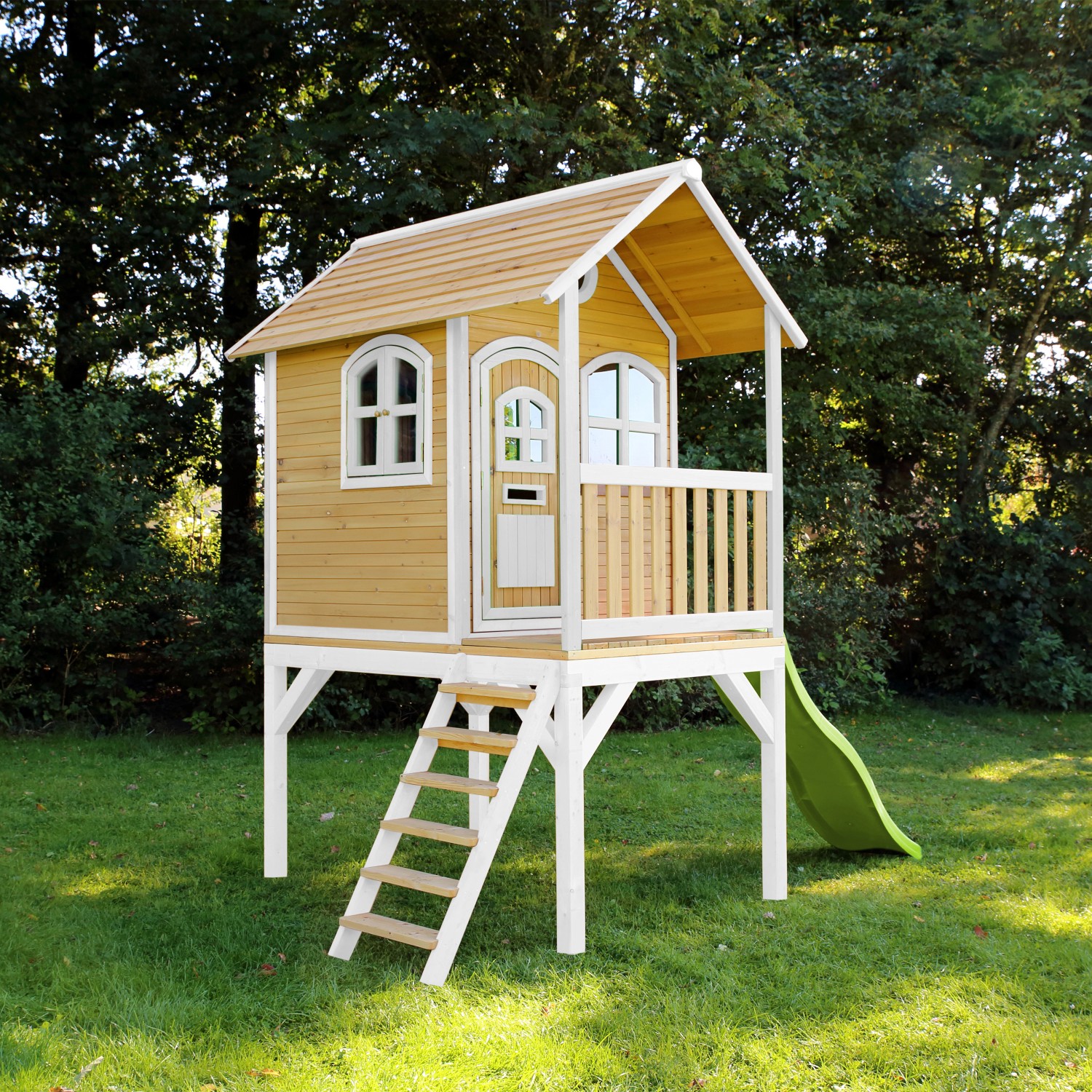 Axi Spielhaus Laura mit Rutsche, braun/weiß, aus Holz (FSC®), mit Treppe und Veranda.
