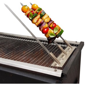 Edelstahl Grillspieße mit Gemüse auf Grill, Grillutensil.