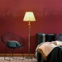 Antike Stehlampe mit elfenbeinweißem Falten-Stoffschirm und gedrehtem Messingfuß im Schlafzimmer. Innenleuchte.