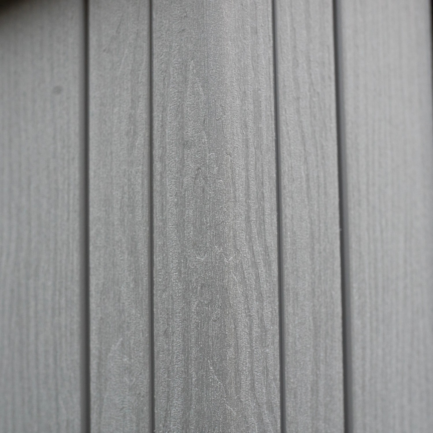 Detailaufnahme der grauen Kunststoffwand des Lifetime Gerätehauses Stella 4,55 m².