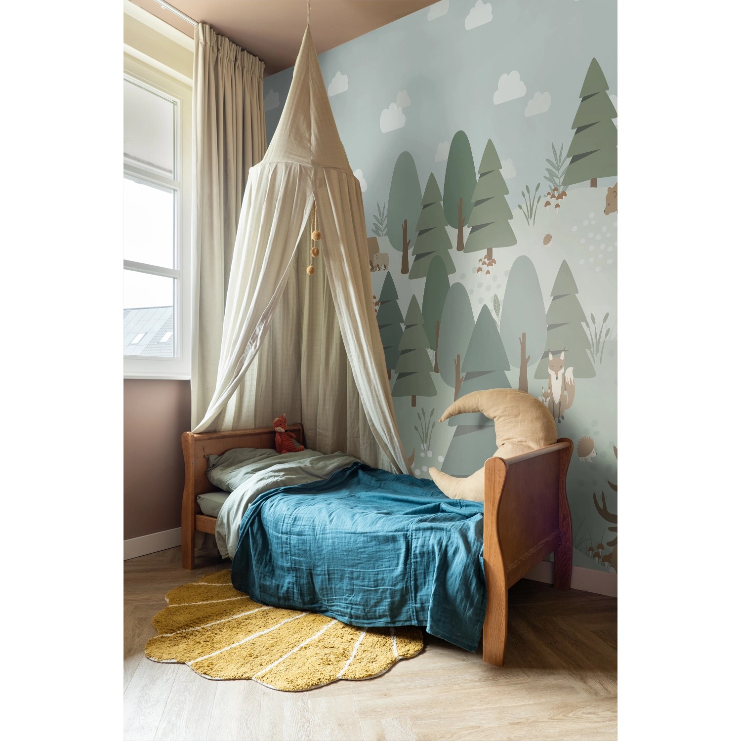 Kinderzimmer mit Fototapete Waldtiere (ESTAhome 159257): Bett, Baldachin, gelber Teppich.