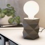 Graue Eglo Tischleuchte Swarby, 1-flammig, Ø 11 cm, geometrisches Design. Ideal als Schreibtischlampe.