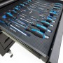 Offene Schublade eines DeTec. Chrono Werkstattwagens, gefüllt mit schwarzen und blauen Schraubendrehern in Carbon-Einlage.