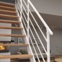 Intercon Raumspartreppe London: helle Buchenstufen, weiße Stahlwangentreppe mit Geländer. Moderne Innentreppe für Zuhause.