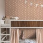 ESTAhome Vliestapete Terrakottarosa mit weißen Sternen. Dekorative Tapete im Kinderzimmer mit Etagenbett.