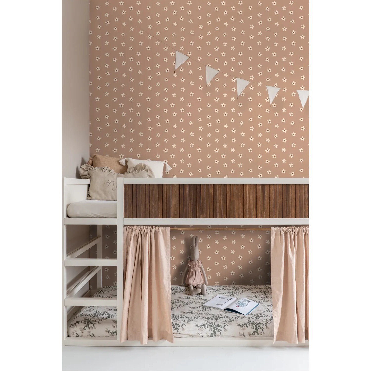 ESTAhome Vliestapete Terrakottarosa mit weißen Sternen. Dekorative Tapete im Kinderzimmer mit Etagenbett.