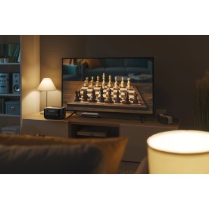 Schwarze Ecoflow Powerstation River 3 Plus (286 Wh) im Wohnzimmer mit Schachbrett im TV.