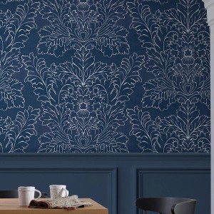 Laura Ashley Vliestapete Silchester Midnight Seaspray Blue mit floralem Damastmuster.