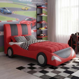 Rotes Rennwagen-Kinderbett aus Kunstleder mit schwarz-rotem Kopfteil, stilisierten Rädern und Front. Ideal für Jungen.
