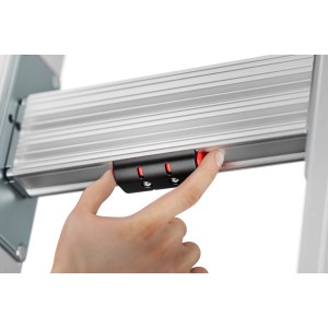 Detailaufnahme: Hand betätigt Dreh-Stufe der Hailo Alu-Mehrzweckleiter. Sicherer Halt beim Arbeiten.