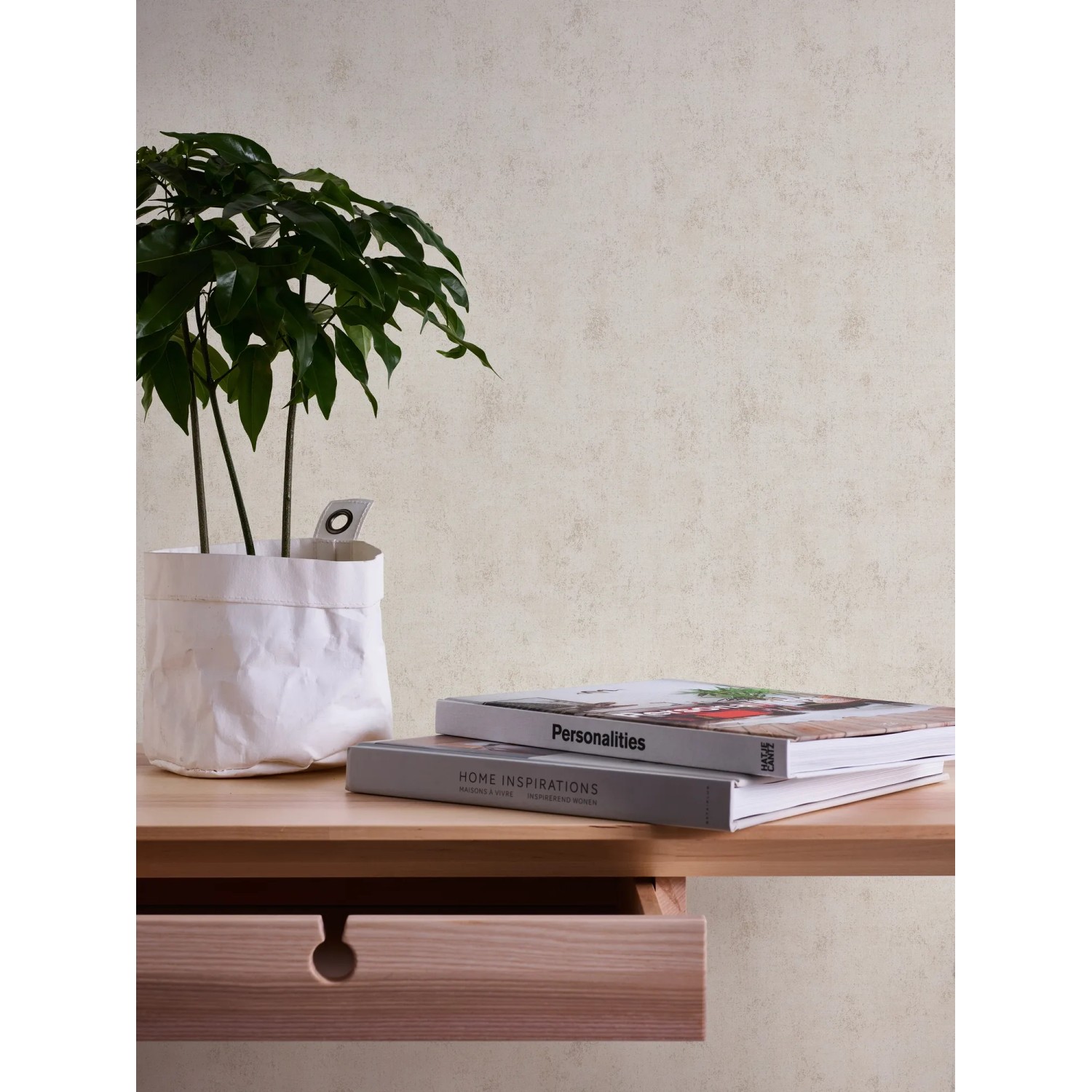 A.S. Création Vliestapete Neue Bude Beton Beige mit Pflanze und Büchern auf einem Tisch.