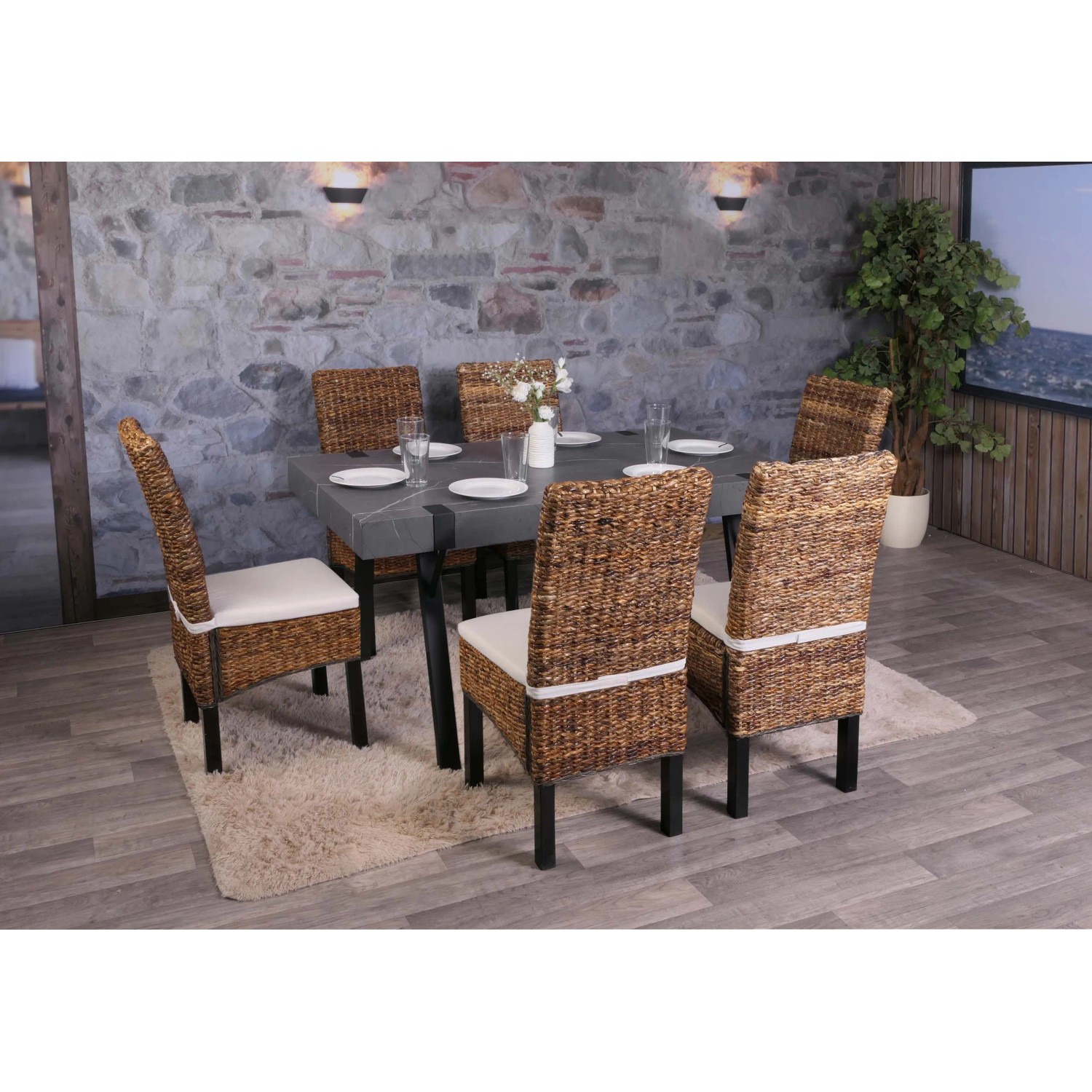 6er-Set Esszimmerstühle Loiret dunkel mit Kissen, Bananenblatt-Geflecht und Mahagoni-Beinen.