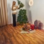 Künstlicher Weihnachtsbaum Nagano, 150 cm, grün, beim Aufbau. Dekoration im Raum.
