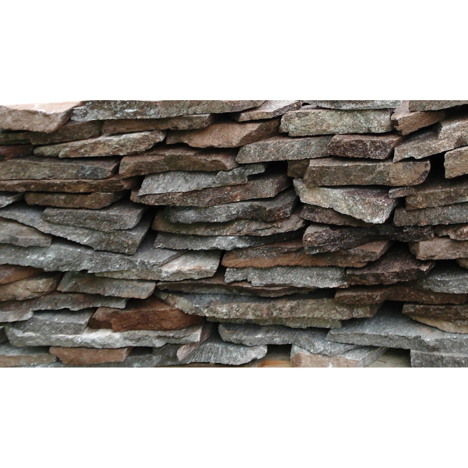 Porphyr-Polygonalplatten rot-bunt, Stärke 20-40 mm, für Terrassen und Gehwege.