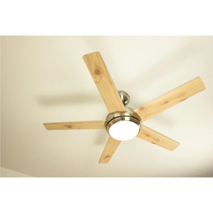 AIRERYDER Deckenventilator Fresco Nickel mit Holzflügeln und Beleuchtung.