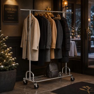 Silberner Schwerlast-Kleiderständer aus Stahl mit Rollen, Feststellbremse und Ablage, beladen mit Mänteln.
