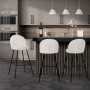 Moderne beige Barhocker (75 cm hoch) mit Stoffbezug und schwarzen Metallbeinen in Küchenumgebung. Bequeme Sitzgelegenheit.