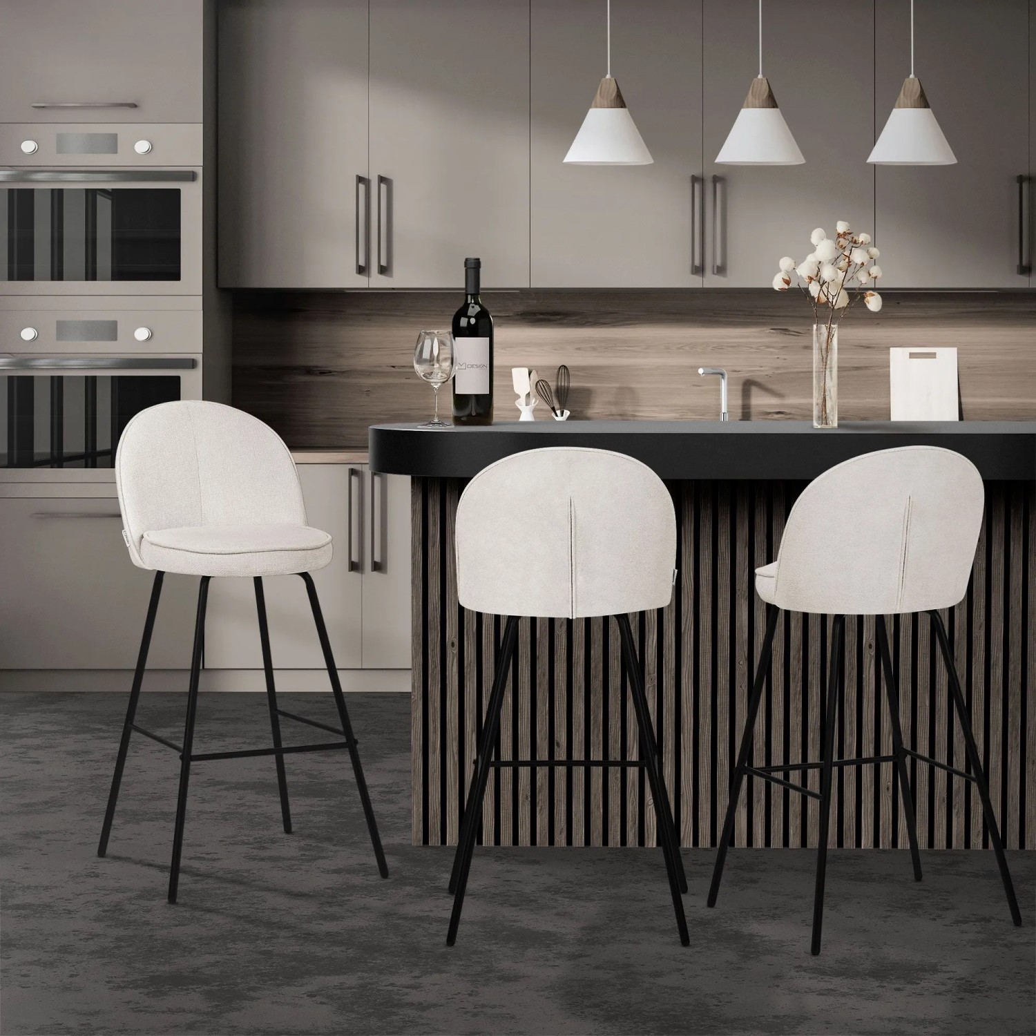 Moderne beige Barhocker (75 cm hoch) mit Stoffbezug und schwarzen Metallbeinen in Küchenumgebung. Bequeme Sitzgelegenheit.