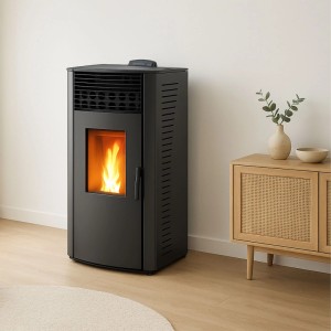 Schwarzer Sannover Pelletofen Anita 15 kW mit Flamme im Wohnraum.