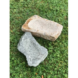 Vogeltränke aus Schwarzwaldgranit, handgemeißelt, 20x30cm, hellgrau und dunkelgrau.