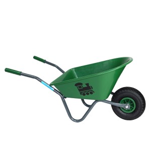 Grüne Kinderschubkarre mit Lokomotiv-Motiv, Kunststoffwanne und pannensicherem Rad.
