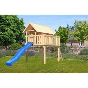Karibu Stelzenhaus Fidel Set mit blauer Wellenrutsche und Leiter im Garten.